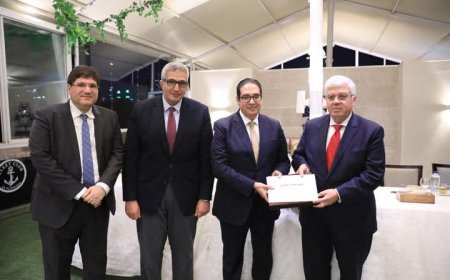 وزير التعليم العالي يُكرم رئيس جامعة القاهرة 