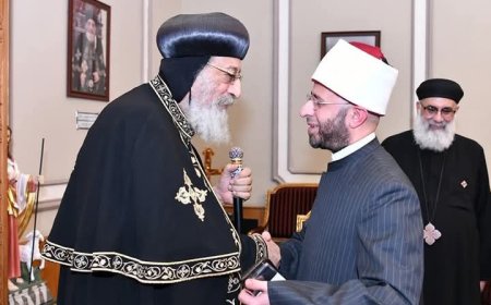 وزير الأوقاف يهنئ البابا تواضروس بعيد القيامة