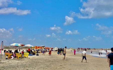 محافظ كفر الشيخ يتابع توافد المصطافين على شواطىء مصيف بلطيم