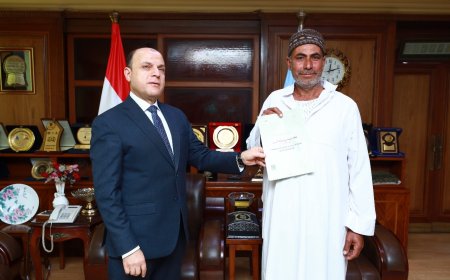 محافظ كفرالشيخ يُسلّم 15 عقد تقنين أراضي أملاك دولة للمستفيدين من المواطنين