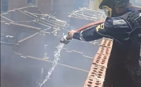 حريق هائل داخل عقاري سكني بسبب  سقوط سلكين كهربائيين بكفرالشيخ