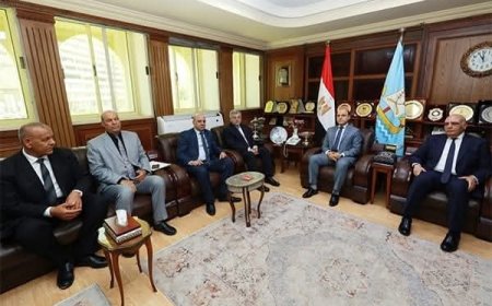 بحث سبل الاستثمار بين محافظة كفرالشيخ وهيئة الأوقاف 