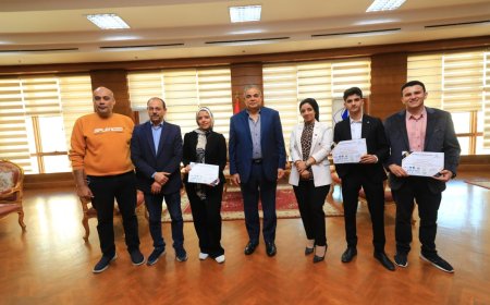 رئيس جامعة كفر الشيخ يكرم فريق كلية الذكاء الاصطناعي بالجامعة
