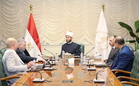 وزير الأوقاف يناقش خطة أموال الوقف 