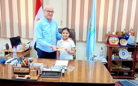 وكيل وزاره الشباب بكفر الشيخ يكرم البطلة روضه ابراهيم ثانى الجمهورية فى تنس الطاولة