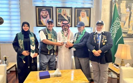 وفد رواد الكشافة السعودية يزور سفير المملكة في الجزائر ويقدم رموز الوفاء الكشفي