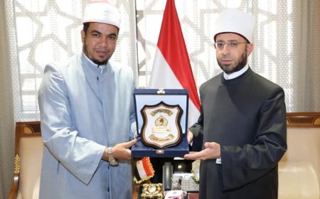 وزير الأوقاف يُكرم إمام بأوقاف البحيرة 