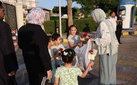 توزيع الورود والهدايا وكروت تهنئة "الرئيس" على المارة احتفالًا بعيد الأضحى المبارك بكفرالشيخ