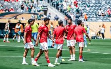 لاعبو الأهلي وبالميراس يجرون عمليات الإحماء استعدادا لاستئناف المباراة