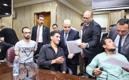 وزير العمل ومحافظ كفرالشيخ يسلمان 15 عقد عمل لذوي الهمم 