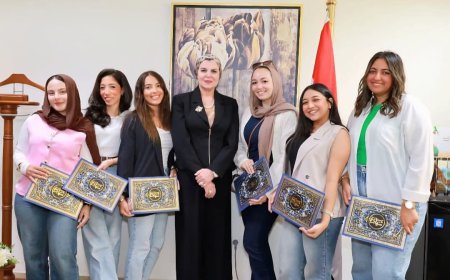 النيابة الإدارية تكرم طالبات آداب القاهرة 