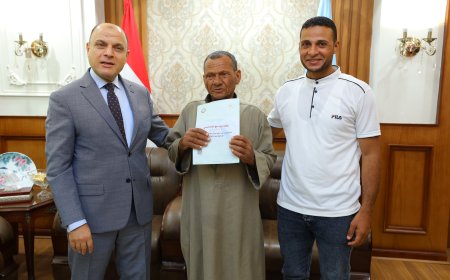 محافظ كفرالشيخ يُسلّم 10 عقود تقنين أراضي أملاك دولة للمستفيدين من المواطنين.. «إنتهينا من تسليم 1384 عقد