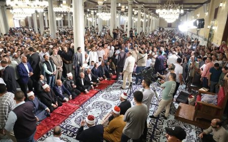 أجواء روحانية تملأ مسجد الإمام الحسين فى صلاة الجمعة 