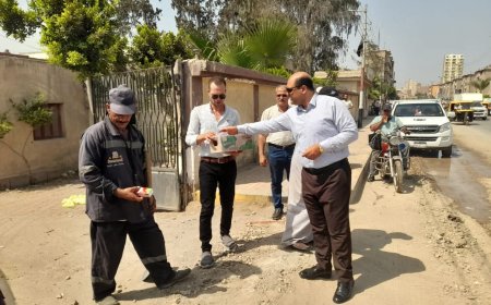 رئيس مدينة دسوق بكفرالشيخ يلغي العمل بالفترة الثانية ويوزع مياة وعصائر على عمال النظافة