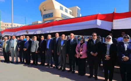 رئيس جامعة كفر الشيخ يشهد مراسم تحية العلم ويقدم التهنئة لطلبة الجامعة بالعام الدراسي الجديد 2025/2026