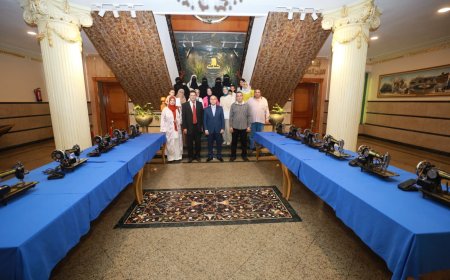 محافظ كفرالشيخ يسلم 11 ماكينة خياطة للمتدربات بالوحدة التدريبية المتنقلة لمديرية العمل مجاناً