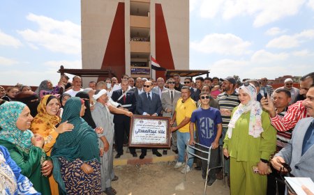 استقبال حافل بالزغاريد من أهالي عزبة شحاتة لمحافظ كفرالشيخ خلال افتتاح مدرسة شحاتة للتعليم الأساسي الجديدة