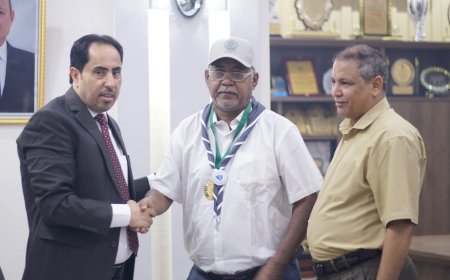 الوزير البكري يقلد الرائد الكشفي منصور عامر الميدالية والمنديل الخاص بمسابقة اليوم العالمي للمنديل الكشفي2025