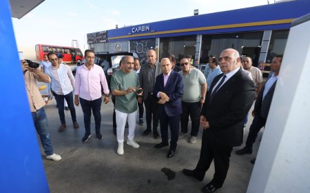محافظ كفرالشيخ يتفقد مجمع المواقف لمتابعة تطبيق التعريفة الجديدة.. مشددًا على التزام السائقين بالملصقات الرسمية