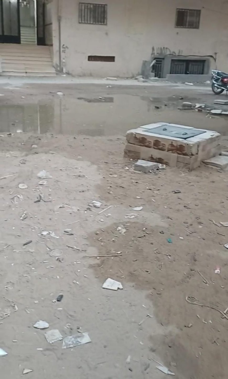 المياة تغرق شارع بن العابد بحي التقوي بالغردقة وتثير غضب الأهالى