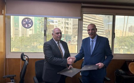 عبدالغغار والسكرتير العام لمحافظة كفرالشيخ يوقعان برتوكول تشغيل مكتب تصديقات الخارجية بالغرفة التجارية لكفرالشيخ 