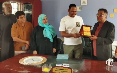 *الدكتور عصام المقبلي يكرم أسامه باقاضي ممثل منظمة بيور-هاندز" الايادي النقية" في عدن