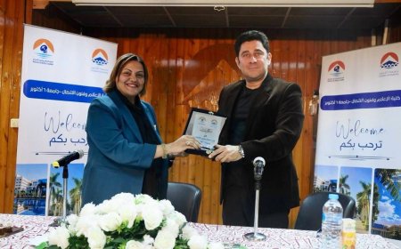 الفنان أحمد شاكر عبد اللطيف في ضيافة كلية الإعلام بجامعة ٦ أكتوبر: ندوة حول دور الفن في بناء الوعي .