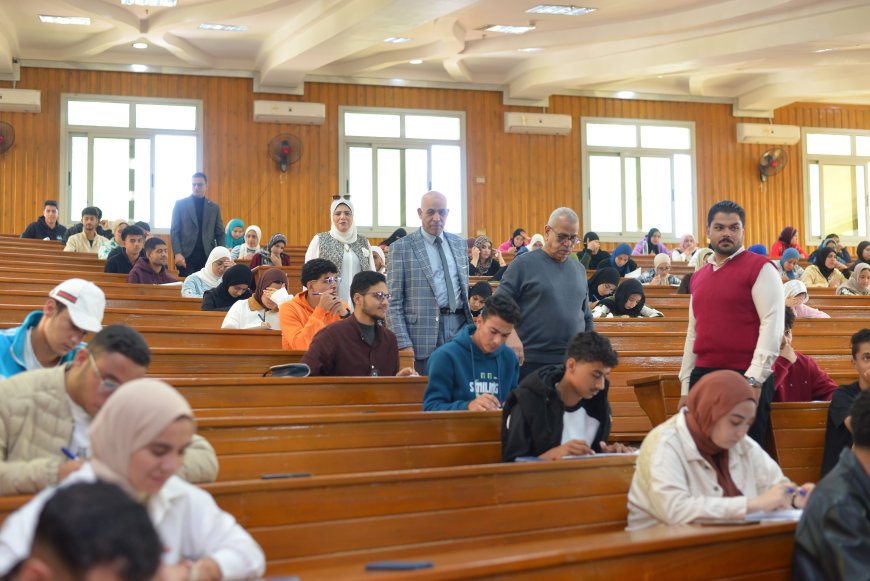 رئيس جامعة كفر الشيخ يتفقد أعمال امتحانات نصف الترم بجامعة كفر الشيخ الأهلية للعام الجامعي 2025/2026
