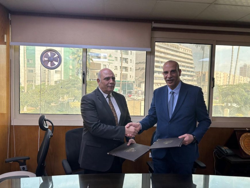 عبدالغغار والسكرتير العام لمحافظة كفرالشيخ يوقعان برتوكول تشغيل مكتب تصديقات الخارجية بالغرفة التجارية لكفرالشيخ 