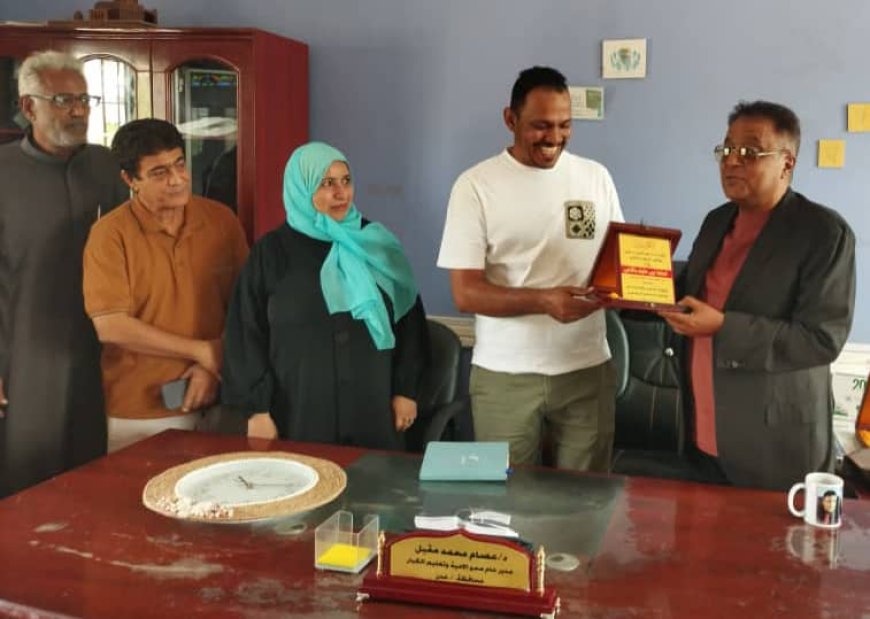 *الدكتور عصام المقبلي يكرم أسامه باقاضي ممثل منظمة بيور-هاندز" الايادي النقية" في عدن