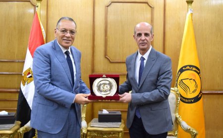 تكريم الأستاذ الدكتور ممدوح مصطفى غراب رئيس جامعة ٦ أكتوبر في جامعة بني سويف 