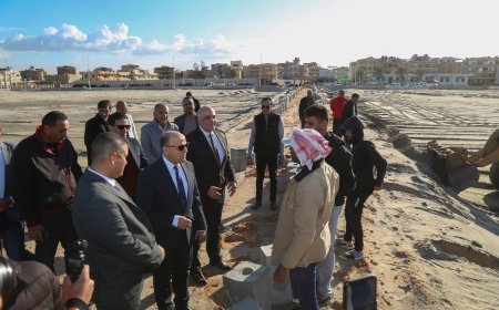 محافظ كفرالشيخ يتفقد أعمال إنشاء 11 مشاية جديدة بشواطئ مصيف بلطيم