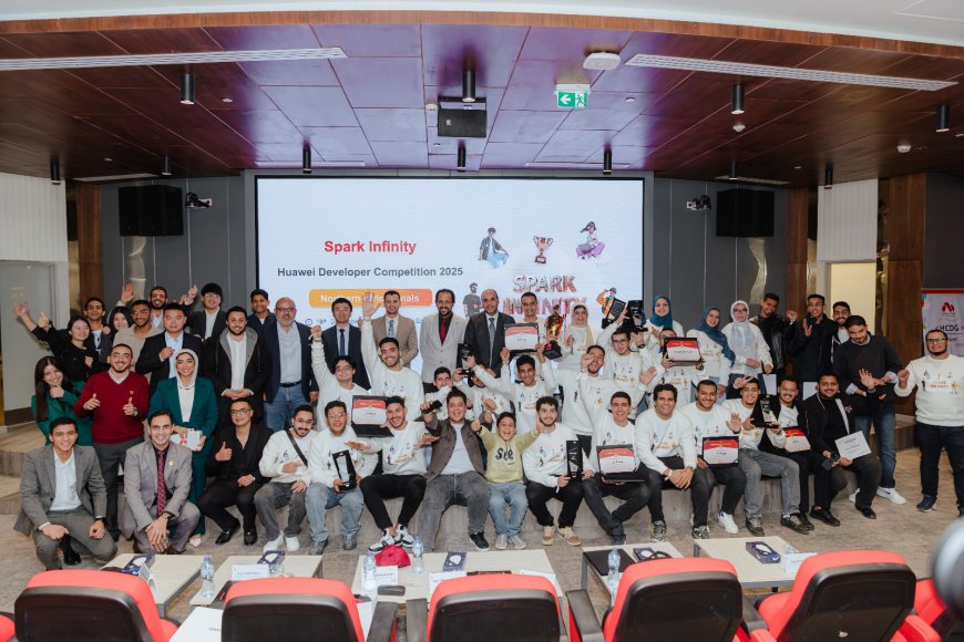 رئيس جامعة كفر الشيخ يكرّم طلاب كلية الذكاء الاصطناعي الفائزين بالمركز الأول في مسابقة هواوي للمطورين 2025 – شمال إفريقيا