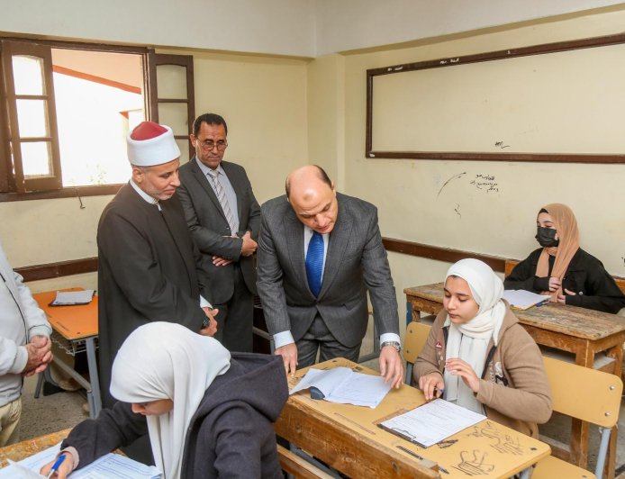 محافظ كفرالشيخ يتفقد لجان امتحانات الشهادة الإعدادية الأزهرية بمعهد الفتيات الأزهري