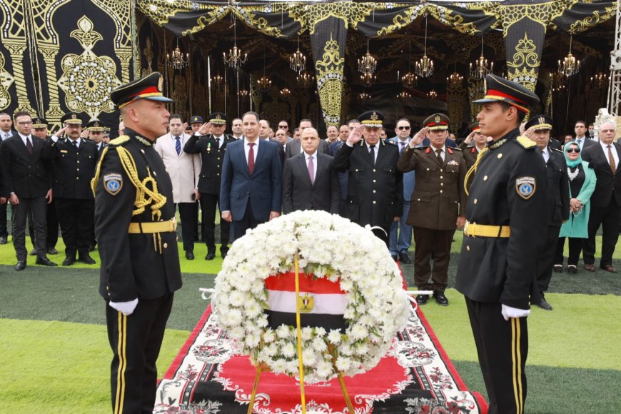 محافظ كفرالشيخ يضع إكليل الزهور على النصب التذكاري لشهداء الشرطة