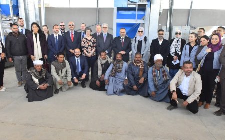 محافظ أسيوط ووفد الاتحاد الأوروبي يتفقدون وحدة تجهيز النباتات الطبية بـ "أبنوب" لبحث فرص التوسع التصديري