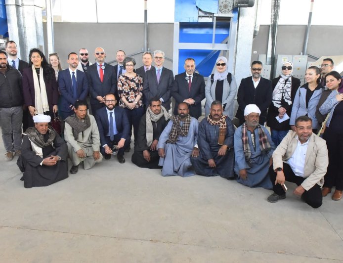 محافظ أسيوط ووفد الاتحاد الأوروبي يتفقدون وحدة تجهيز النباتات الطبية بـ "أبنوب" لبحث فرص التوسع التصديري