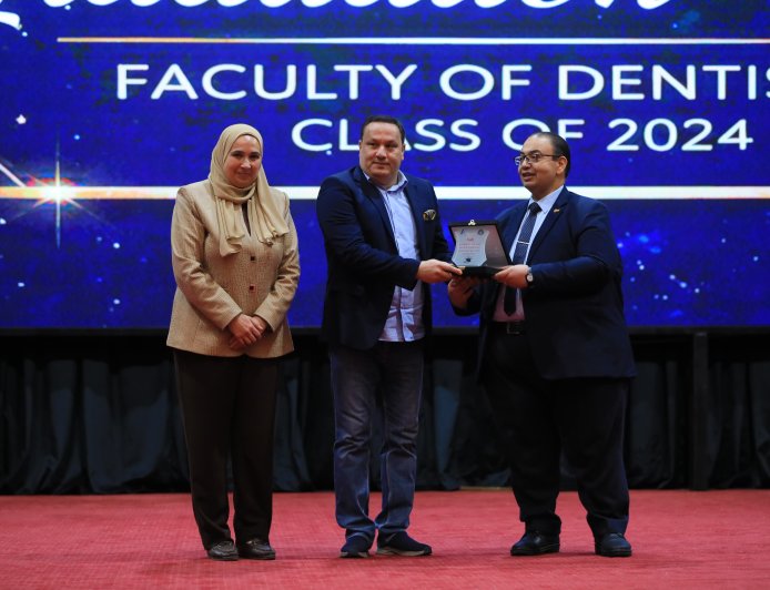 رئيس جامعة كفر الشيخ يشهد حفل تخريج الدفعة السادسة بكلية طب الفم والأسنان