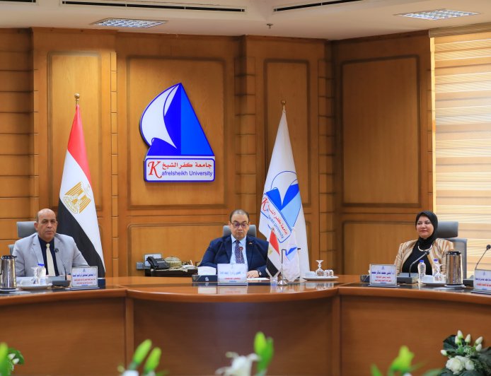 الدكتور يحيى عيد يترأس اجتماع مجلس مشروعات التطوير بجامعة كفر الشيخ
