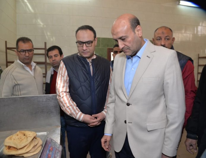 محافظ أسيوط يقود جولة مفاجئة على المخابز ومستودعات البوتاجاز