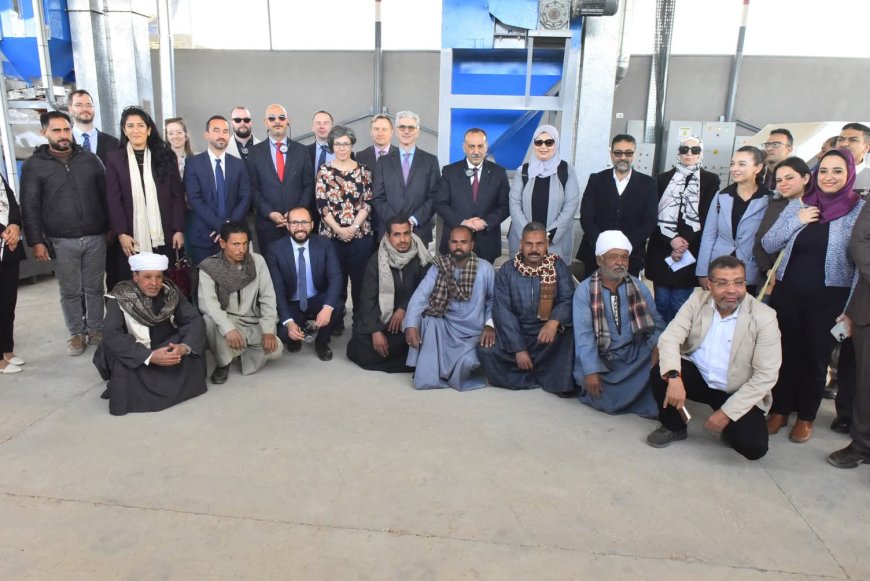 محافظ أسيوط ووفد الاتحاد الأوروبي يتفقدون وحدة تجهيز النباتات الطبية بـ "أبنوب" لبحث فرص التوسع التصديري