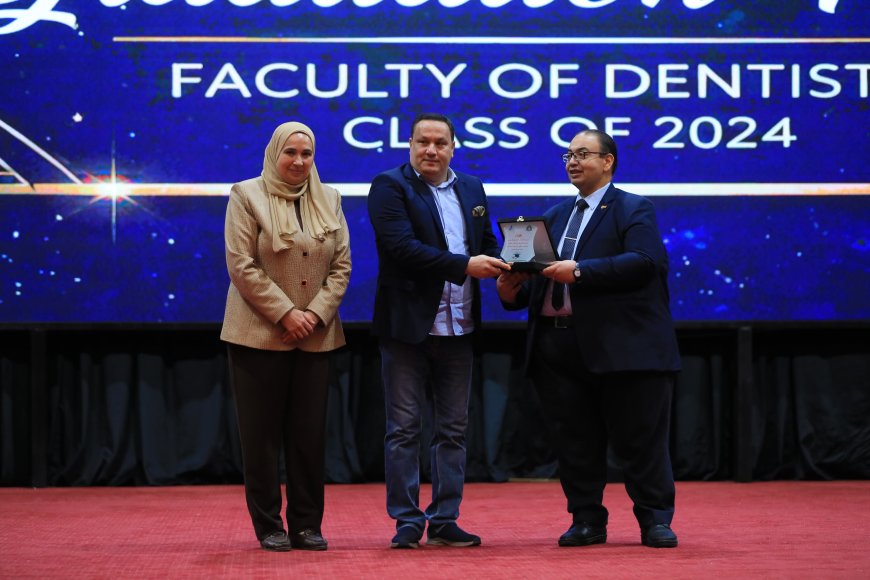 رئيس جامعة كفر الشيخ يشهد حفل تخريج الدفعة السادسة بكلية طب الفم والأسنان