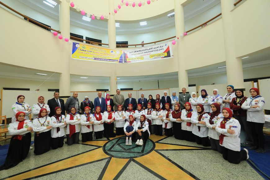 رئيس جامعة كفر الشيخ يشهد فعاليات الدراسة الرسمية للتدريب المتقدم (الشارة الوطنية) لقائدات عشائر الجوالة بالجامعة