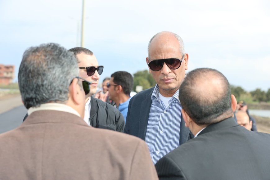 جولة تفقدية لمحافظ  كفر الشيخ لمتابعة أعمال الرصف برافد الطريق الدولي بنطاق الرياض 