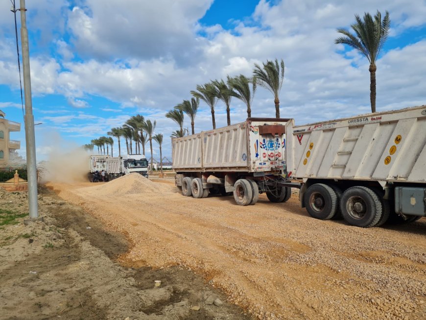  محافظ كفرالشيخ يتابع أعمال الرصف بشاطئ النرجس بمصيف بلطيم ضمن مشروعات الخطة الاستثمارية