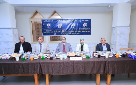 رئيس جامعة كفر الشيخ يشارك أسرة الجهاز الإداري حفل الإفطار الجماعي في أجواء رمضانية