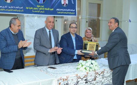 رئيس جامعة كفر الشيخ يشهد حفل تكريم المتميزين في الأنشطة الطلابية بالمدن الجامعية ويشارك الطلاب الإفطار