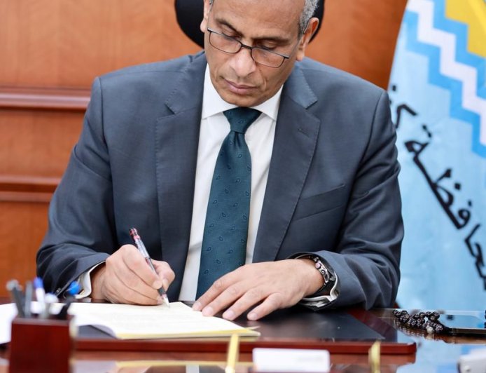 محافظ كفرالشيخ يعتمد التعريفة الجديدة لنقل الركاب.. محذرًا من استغلال المواطنين