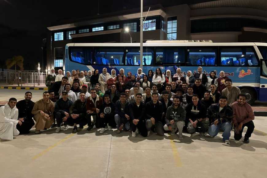 الرئيس يؤدي صلاة العيد بمسجد الفتاح العليم و(YLY) ضمن الحضور