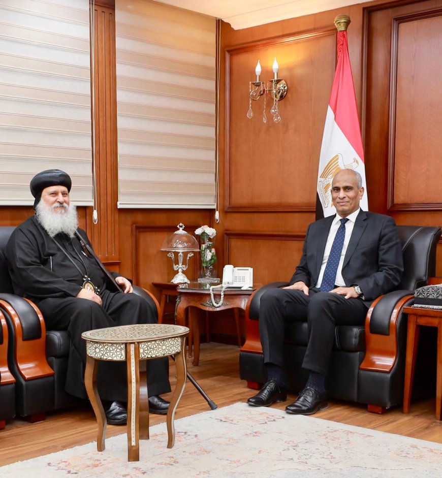 محافظ كفرالشيخ يتلقى التهنئة من وفد الكنيسة برئاسة نيافة الأنبا ماركوس لثقة رئيس الجمهورية